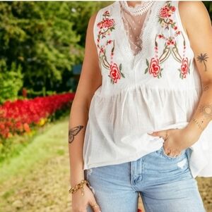 NEW!!! EMBROIDERY SLEEVELESS BLOUSE - SIZE S